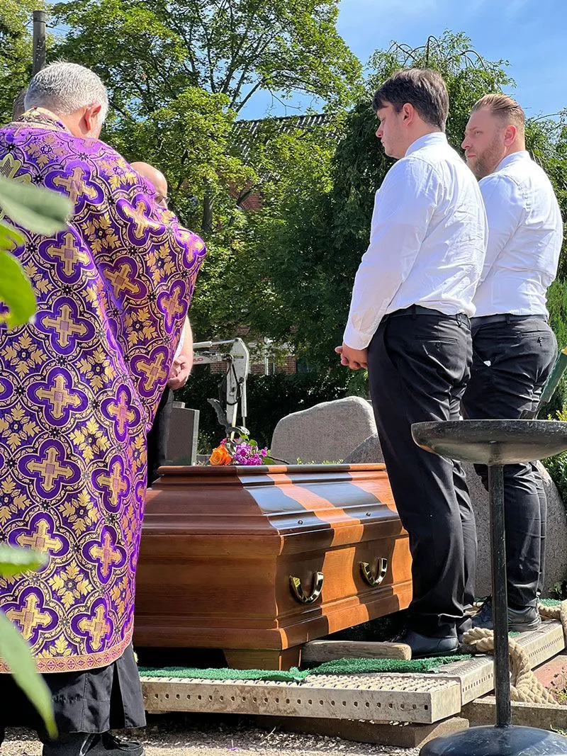 Funeral Priest in robes and Team LESCH at the coffin LESCH Funeral Home Hanover