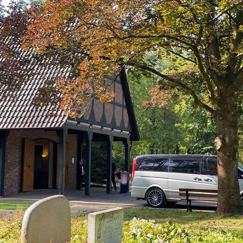 Bestattungsfahrzeug vor Kapelle auf dem Friedhof Bestattungshaus LESCH Hannover