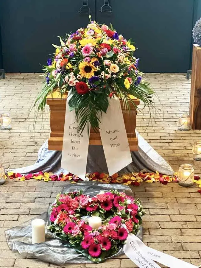 Beerdigung Sarg Mit Blumen Bestattungshaus Lesch Hannover