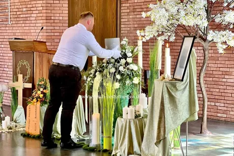 Sebastian Lesch baut Trauerschmuck auf in Kapelle