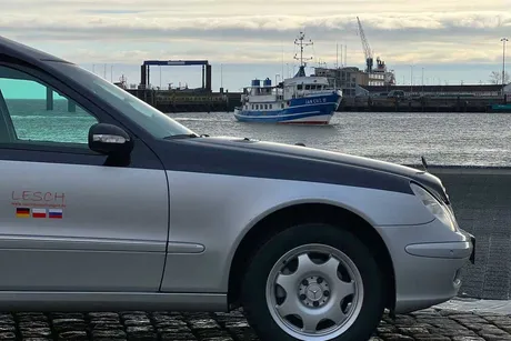 LESCH Bestattungswagen am Hafen