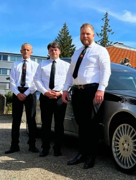Sebastian Lesch und sein Team stehen am Bestattungswagen Bestattungshaus LESCH Hannover