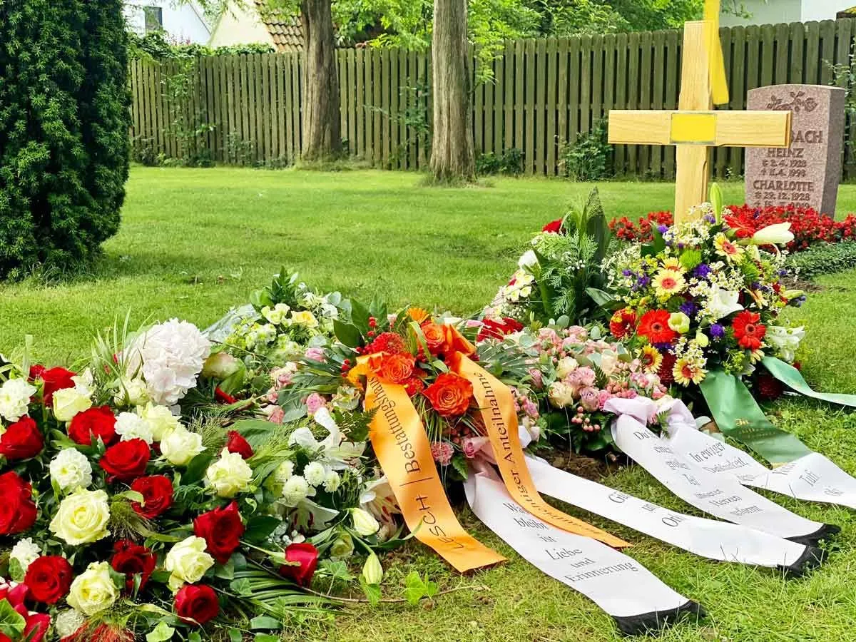 Grave decorations Blumen Lesch Funeral Home Hannover
