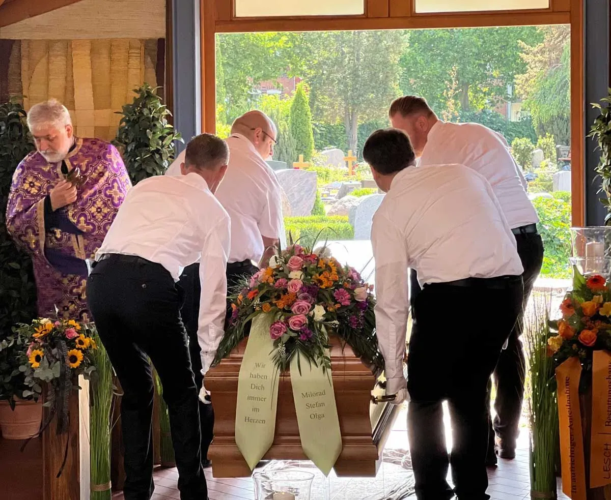 Carrying a coffin Four men funeral home LESCH Hanover